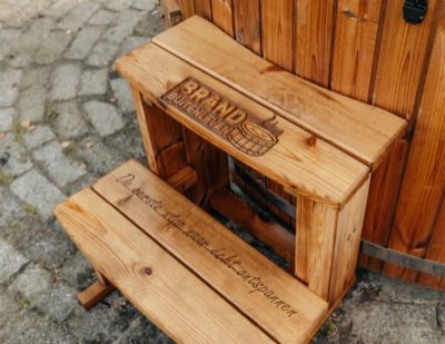 Houten trap van een hottub met gravure