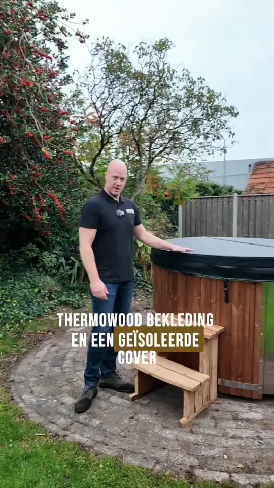 Marco legt de hottubmodellen uit